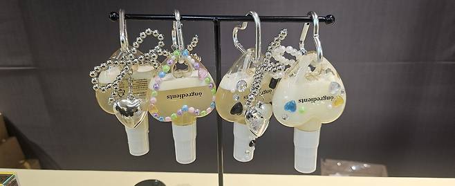 성수 팝업에서만 만날 수 있는 하트 모양의&nbsp;‘스킨 베리어 글로우 미스트’. 박윤희 기자