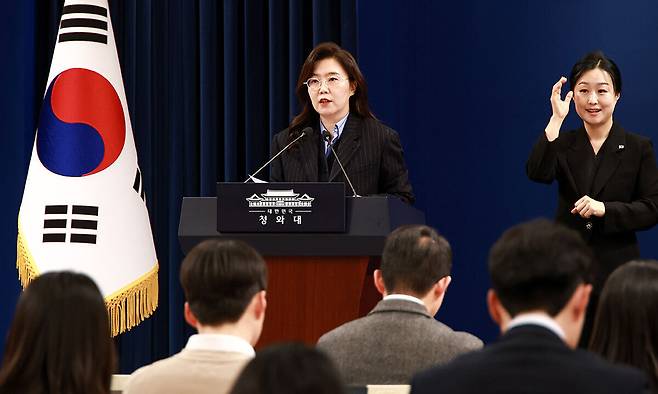 강유정 청와대 대변인(왼쪽)이 2일 청와대 춘추관에서 언론 브리핑을 하고 있다. 청와대는 언론 환경 변화에 발맞춰 유튜브 등 뉴미디어 매체들에 대한 신규 출입 뉴미디어 등록 공고를 하는 등 뉴미디어 친화 기조가 심화할 것으로 보인다. 남정탁 기자