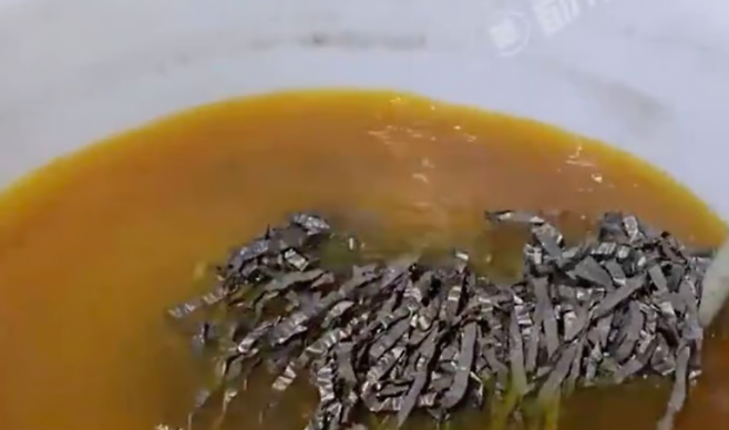 금값이 천정부지로 치솟고 있는 가운데, 중국에서 폐기된 휴대전화 칩에서 금을 추출했다는 이른바 ‘유심 연금술’ 영상이 온라인상에서 확산해 눈길을 끌고 있다. 웨이보