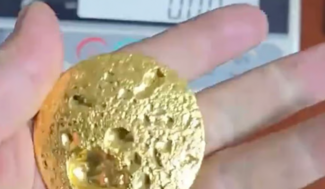 금값이 천정부지로 치솟고 있는 가운데, 중국에서 폐기된 휴대전화 칩에서 금을 추출했다는 이른바 ‘유심 연금술’ 영상이 온라인상에서 확산해 눈길을 끌고 있다. 웨이보