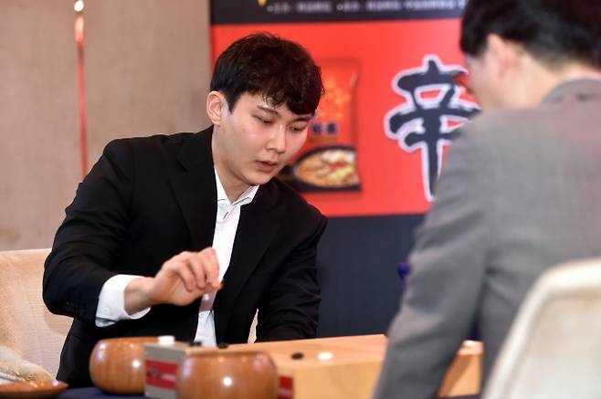 박정환 9단이 2일 중국 선전시 힐튼 선전 푸톈 호텔에서 열린 제27회 농심신라면배 세계바둑최강전에서 바둑을 두고 있다. 2026.2.2 한국기원 제공