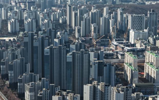 29일 경기도 과천시 과천역 인근에 아파트가 늘어서 있다. 연합뉴스