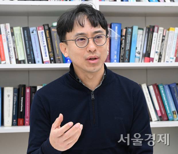 최준원 서울대 교수가 2일 서울경제신문과의 인터뷰에서 “자율주행 기술 개발에서 오픈 생태계가 중요하다”고 강조하고 있다. 오승현 기자