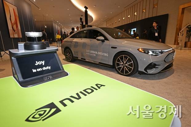세계 최대 가전·정보기술(IT) 전시회 ‘CES 2026’가 개막한 지난 1월 미국 네바다주 라스베이거스 퐁텐블로에 마련된 엔비디아 부스에 AI 자율주행 시스템 알파마요 스택이 탑재된 벤츠 차량이 전시돼 있다. 라스베이거스=조태형 기자