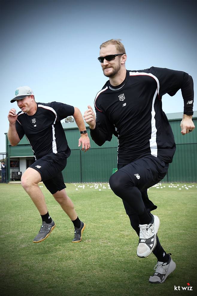KT 외국인 투수 맷 사우어(왼쪽)와 케일럽 보쉴리가 지난달 29일 호주 질롱 베이스볼 센터에서 열린 스프링캠프 도중 러닝 훈련을 소화하고 있다. 사진제공|KT 위즈