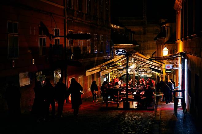 음식과 술이 어우러진 크리스마스 마켓의 저녁 무렵. 사진제공|CNTB