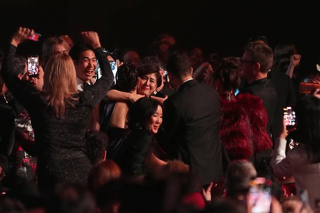 1일(현지시간) 미국 로스앤젤레스에서 열린 제68회 ‘그래미 어워즈’(Grammy Awards) 시상식에서 ‘K팝 데몬 헌터스’(KPop Demon Hunters) 팀이 ‘골든’(Golden)으로 ‘비주얼 미디어 부문 베스트 송’(best song written for visual media)을 수상하자 객석에서 환호하고 있다. AP연합뉴스