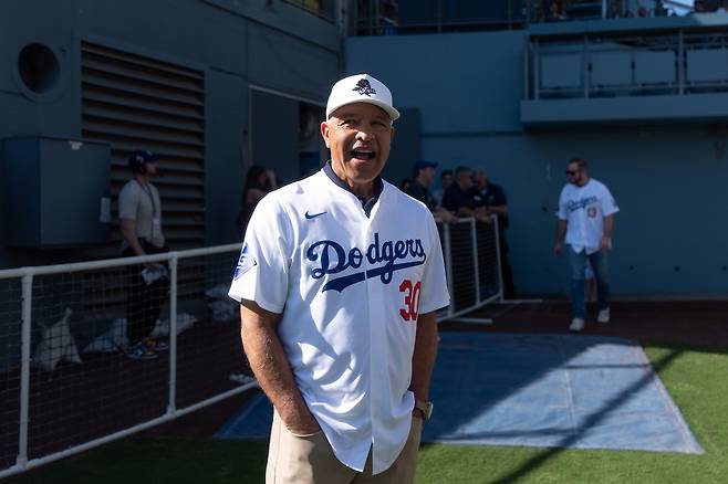 LA 다저스 데이브 로버츠 감독이 1일 다저페스트 행사에서 취재진과 대화하고 있다. AP연합뉴스