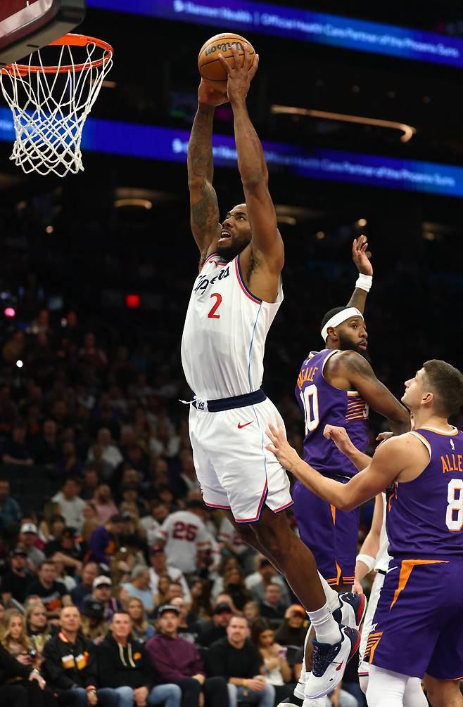 LA 클리퍼스 카와이 레너드가 2일 피닉스전에서 덩크슛을 시도하고 있다. Imagn Images연합뉴스