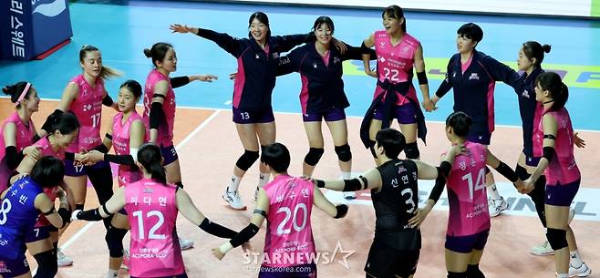 [한번에쓱] 레베카 25득점, 최은지 12득점 흥국생명, '압도적인 조이-시마무라 54득점'을 눌렀다!