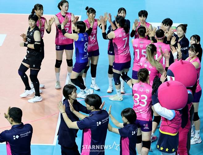 [한번에쓱] 레베카 25득점, 최은지 12득점 흥국생명, '압도적인 조이-시마무라 54득점'을 눌렀다!