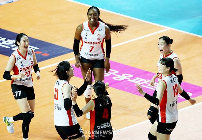 [한번에쓱] 레베카 25득점, 최은지 12득점 흥국생명, '압도적인 조이-시마무라 54득점'을 눌렀다!
