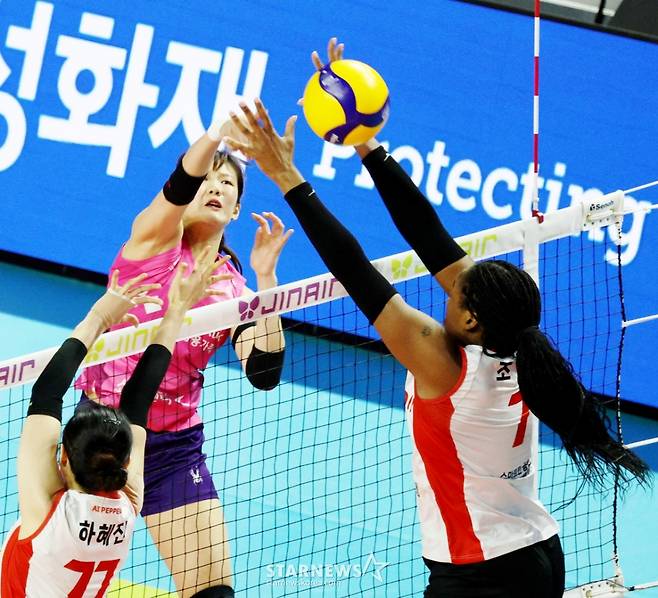 [한번에쓱] 레베카 25득점, 최은지 12득점 흥국생명, '압도적인 조이-시마무라 54득점'을 눌렀다!