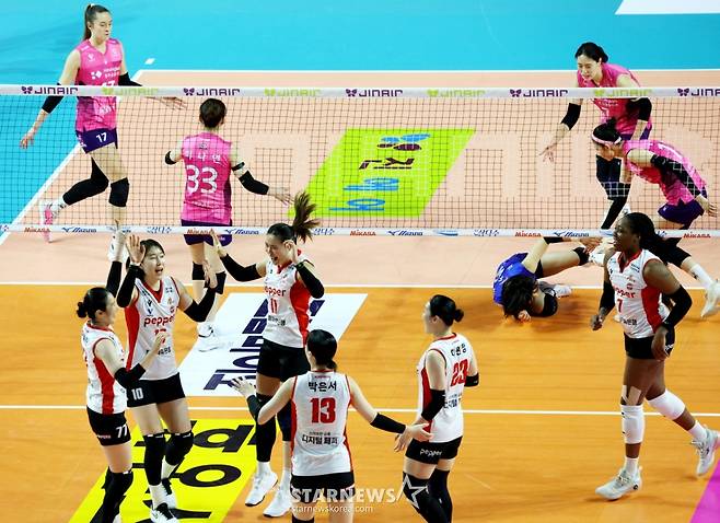 [한번에쓱] 레베카 25득점, 최은지 12득점 흥국생명, '압도적인 조이-시마무라 54득점'을 눌렀다!