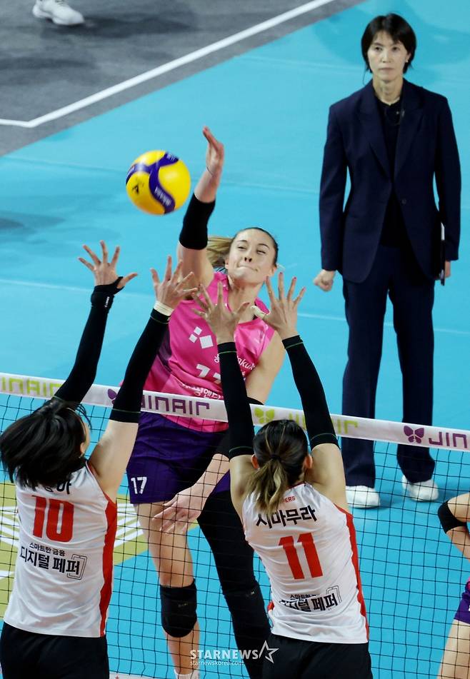 [한번에쓱] 레베카 25득점, 최은지 12득점 흥국생명, '압도적인 조이-시마무라 54득점'을 눌렀다!