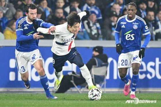 PSG 공격수 이강인(가운데)이 2일(한국시간) 프랑스 스트라스부르의 메이 나우 스타디움에서 열린 스트라스부르와 '2025~2026시즌 프랑스 리그1' 20라운드에서 드리블 돌파하고 있다. /AFPBBNews=뉴스1