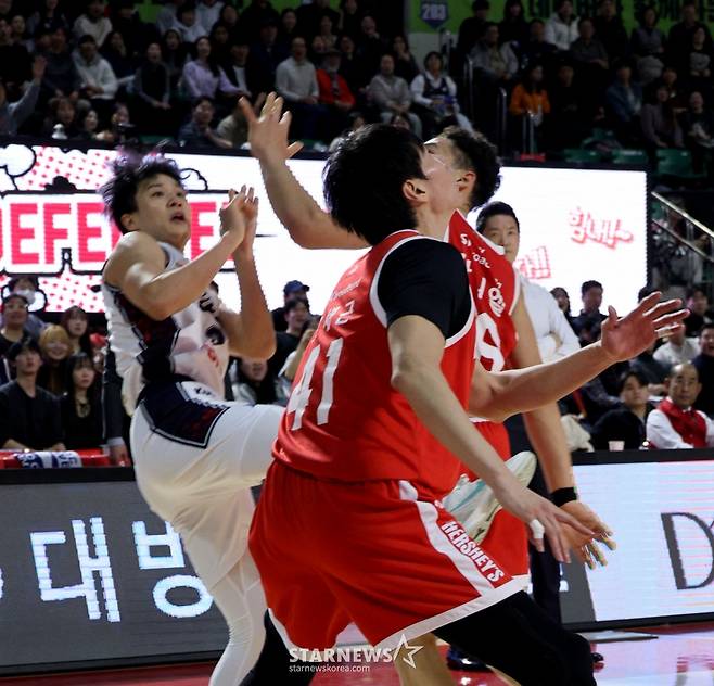 [카메라톡스]끈끈하게 물고늘어지고 싶었던 다니엘 '허웅의 미친 3점슛에 속수무책'  결국 5반칙으로 퇴장