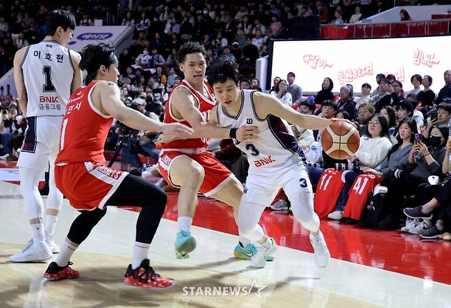 [카메라톡스]끈끈하게 물고늘어지고 싶었던 다니엘 '허웅의 미친 3점슛에 속수무책'  결국 5반칙으로 퇴장