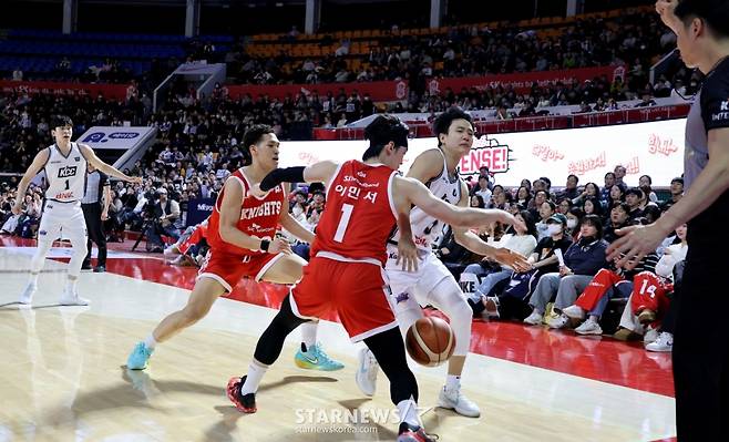 [카메라톡스]끈끈하게 물고늘어지고 싶었던 다니엘 '허웅의 미친 3점슛에 속수무책'  결국 5반칙으로 퇴장