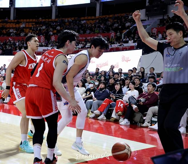 [카메라톡스]끈끈하게 물고늘어지고 싶었던 다니엘 '허웅의 미친 3점슛에 속수무책'  결국 5반칙으로 퇴장