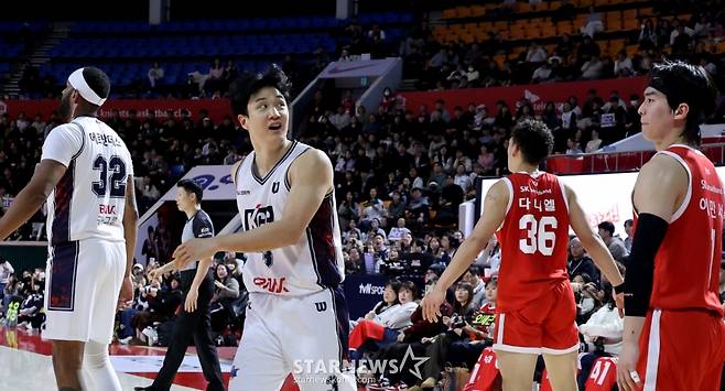 [카메라톡스]끈끈하게 물고늘어지고 싶었던 다니엘 '허웅의 미친 3점슛에 속수무책'  결국 5반칙으로 퇴장