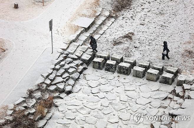 '대구 설경' (대구=연합뉴스) 김현태 기자 = 2일 오전 대구 시내에 눈이 내리고 있다. 기상청은 이날 대구와 경북에 1~3cm의 눈이 내릴 것으로 예보했다. 2026.2.2 mtkht@yna.co.kr