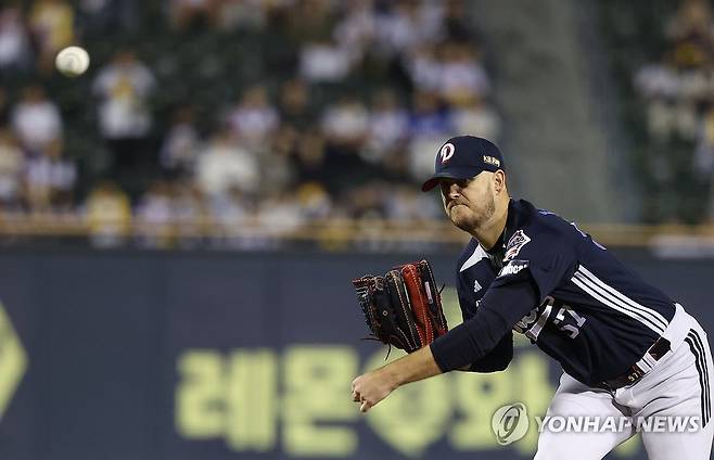 두산 선발 콜어빈 (서울=연합뉴스) 신준희 기자 = 30일 잠실야구장에서 열린 프로야구 LG와 두산의 경기. 
    두산 선발 콜어빈이 역투하고 있다. 2025.9.30 hama@yna.co.kr