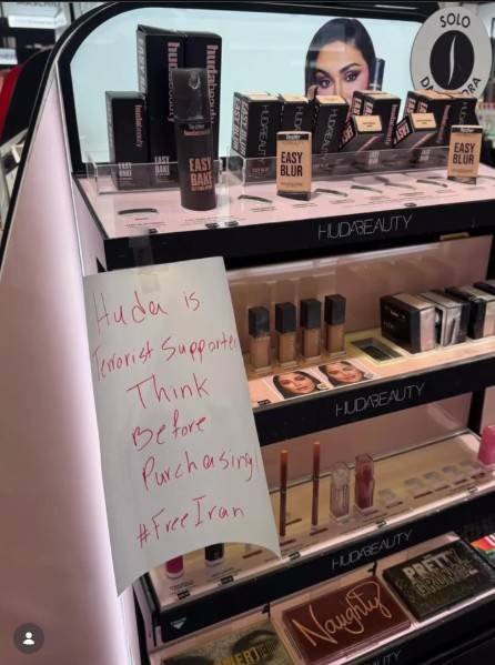 후다뷰티 불매운동 사진. "후다는 테러리스트 지지자다"라는 글이 붙어있다. [인스타그램 캡처. 재배포 및 DB 금지]