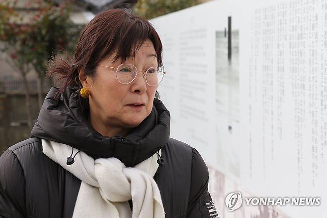 조세이 탄광 사고 설명하는 이노우에 대표 (우베[일본]=연합뉴스) 박상현 특파원 = '조세이 탄광 수몰사고를 역사에 새기는 모임'의 이노우에 요코 대표가 2일 일본 야마구치현 우베시 조세이 탄광 희생자 추도비 앞에서 당시 사고를 설명하고 있다.