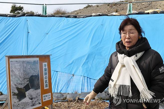 조세이 탄광 유골 조사 이야기하는 이노우에 대표 (우베[일본]=연합뉴스) 박상현 특파원 = '조세이 탄광 수몰사고를 역사에 새기는 모임'의 이노우에 요코 대표가 2일 일본 야마구치현 우베시 조세이 탄광 갱구 광장에서 유골 수습 경위를 이야기하고 있다.