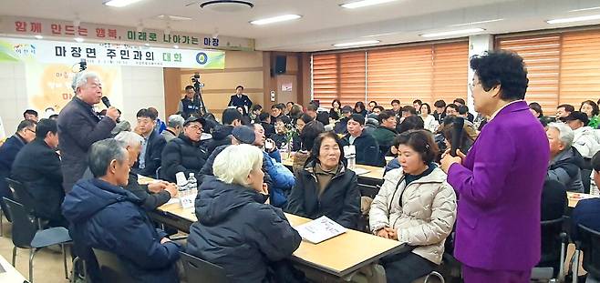 ▲ 지난 2일 열린 마장면 주민과의 대화에서 한 주민이 김경희 이천시장에게 의견을 제시하는 모습.