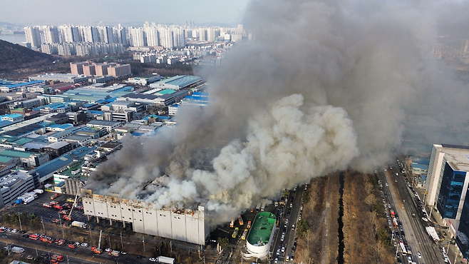 ▲ 3일 오후 시흥시 정왕동 SPC삼립 시화공장에서 화재가 발생해 많은 연기가 치솟고 있다./전광현 기자 maggie@incheonilbo.com