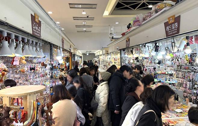▲&nbsp;동대문시장을 찾은 시민들. /최준희 기자 wsx3025@incheonilbo.com