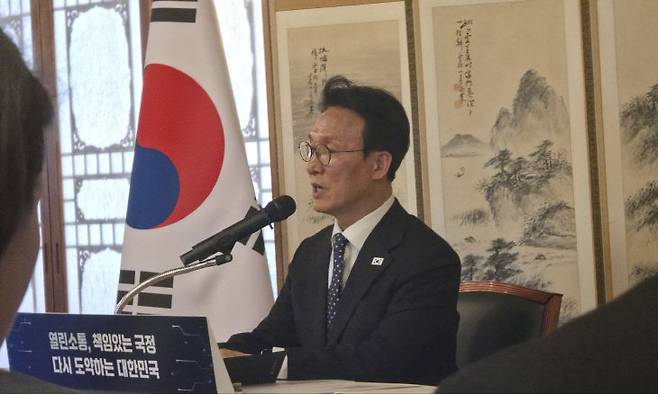 김민석 국무총리가 2일 삼청동 공관에서 기자회견을 갖고 있다. 사진=이희택 기자.