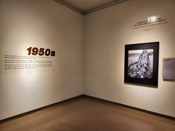 <퓰리처상 사진전-슈팅 더 퓰리처(The Pulitzer Prize Photographs: Shooting the Pulitzer)>가 1일 창원 성산아트홀에서 열리고 있다. /류민기 기자