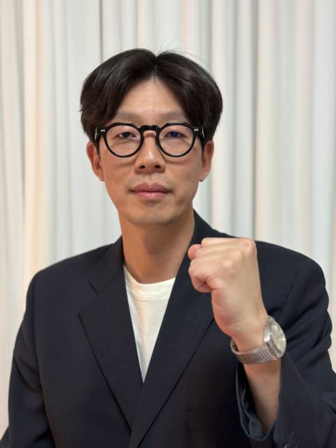 영진전문대학교 전문기술석사과정(정밀기계공학과)을 마치고 오는 6일 전문기술석사 학위를 취득하고 졸업할 예정인 박철호 씨(45). 영진전문대 제공