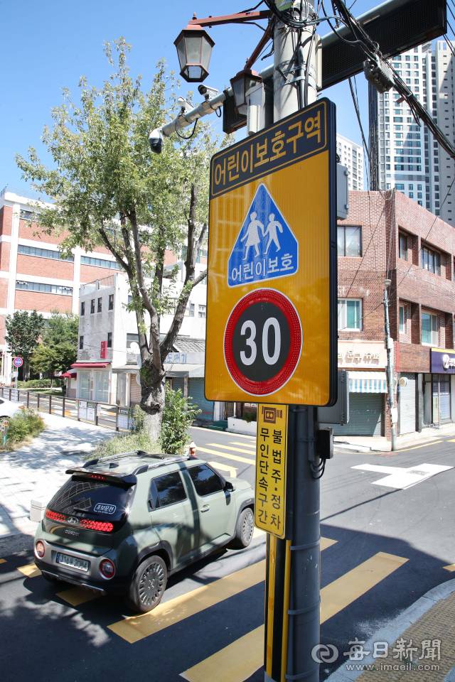 5일 대구 중구 수창초등학교 앞 어린이보호구역에서 자동차가 운행을 하고 있다. 최근 6년간 대구경북 지역의 스쿨존에서 가장 많은 과속·신호위반이 적발된 곳은