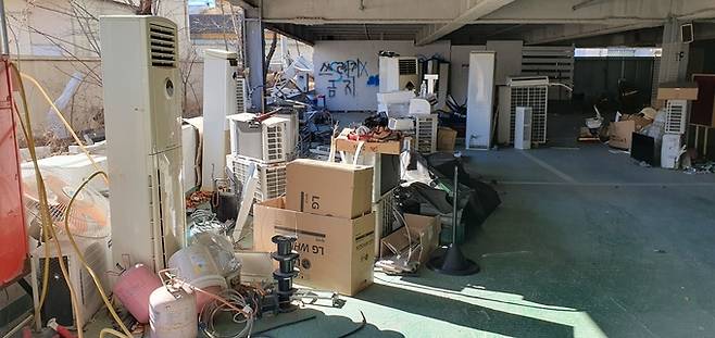 ▲ 3일 포항 필로스호텔 뒷편 '대피소' 주차공간에도 쓰레기들이 산적한 모습. 황영우 기자