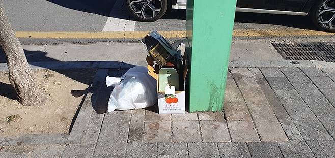 ▲ 3일 포항 필로스호텔 인근 상권에 설치된 죽도대밭거리 쉼터에도 놓여져있는 쓰레기 모습. 황영우 기자