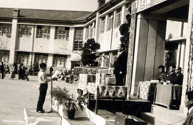 대구 내당초등학교 졸업식에서 대표로 발언하고 있는 윤재옥 의원. 윤 의원은 6회 졸업생이다. <윤재옥 의원실 제공>