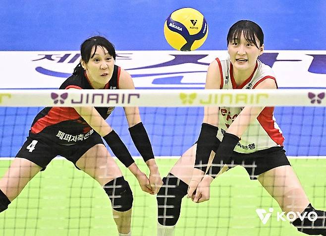 지난 21일 현대건설과의 맞대결에서 리시브 중인 한다혜와 박은서. KOVO 제공