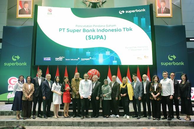 인도네시아 자카르타의 인도네시아 증권거래소(IDX)에서 열린 '슈퍼뱅크 상장 기념식'에서 카카오뱅크와 슈퍼뱅크 임직원들이 기념 촬영을 하고 있다. 사진=카카오뱅크 제공