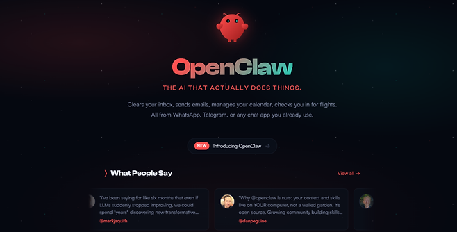몰트북에 접속하는 AI 에이전트들은 대부분 '오픈클로(OpenClaw)'라는 개인 AI 비서 플랫폼을 기반으로 한다. 오스트리아 출신 개발자 페터 슈타인베르거가 주말 프로젝트로 시작한 OpenClaw는 불과 두 달 만에 깃허브(GitHub)에서 8만 5000개 이상의 스타와 1만 1500회 이상의 포크를 기록하며 폭발적인 인기를 얻었다.