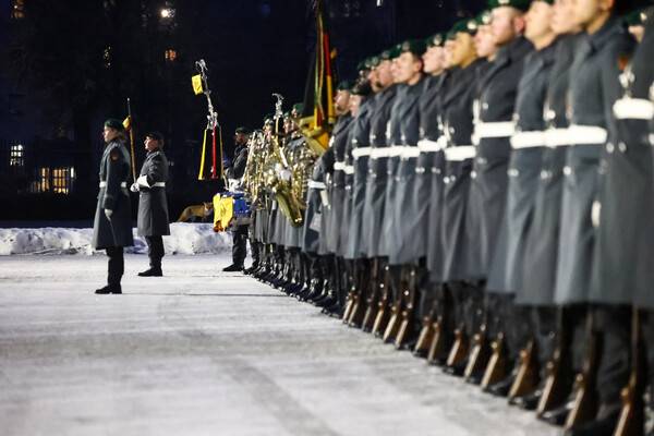 6일 독일 베를린에서 보리스 피스토리우스 독일 국방장관이 로베르타스 카우나스 리투아니아 국방장관을 영접하는 날, 군 의장대 옆에 여우 한 마리가 눈더미 근처에 서 있다. 2026. 01. 26 [로이터=연합뉴스]
