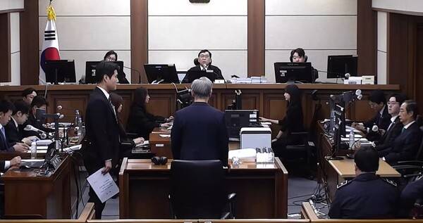 2025년 11월 19일 서울중앙지법 형사합의33부 재판장인 이진관 부장판사가 한덕수 전 국무총리의 내란 중요임무 종사 등 혐의에 대한 속행 공판에서 김용현 전 국방부 장관의 변호인들을 퇴정시킨 뒤 김 전 장관을 증인석에 세우고 있다. 법정 중계 영상 갈무리