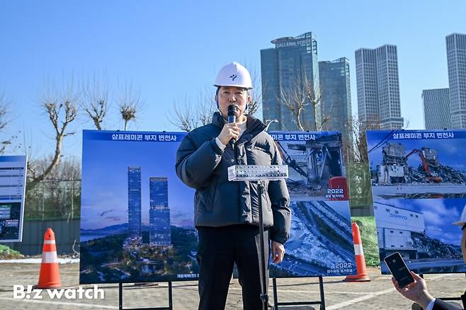 오세훈 서울시장이 3일 오전 서울 성동구 삼표레미콘 부지 사업 현장을 찾아 추진현황을 점검하고 있다./사진=이명근 기자 qwe123@