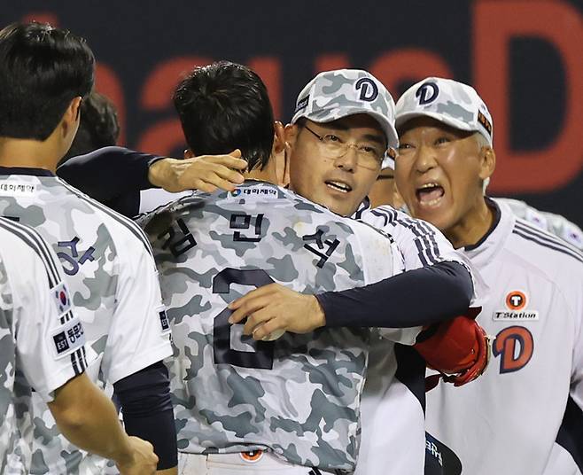 5일 서울 잠실야구장에서 KIA와 두산의 경기에서 10회말 끝내기 안타로 승리를 이끈 김민석과 포옹하는 조성환 감독대행