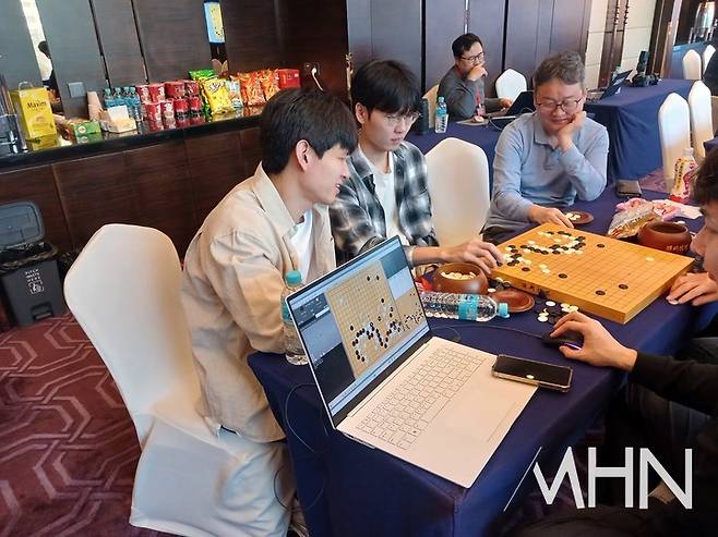 유창혁 9단(오른쪽)과 신진서 9단(가운데)이 딩하오 9단과 이야마 유타 9단의 대결을 검토하며 4일의 일전을 준비하고 있다.(사진 중국 선전에서 MHN 엄민용 선임기자)