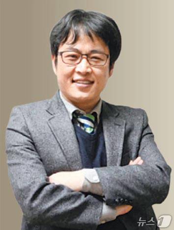 오는 4일은 국민 중심의 응급의료서비스를 구축하기 위해 지독하게 일하다가 과로로 순직한 윤한덕 국립중앙의료원 중앙응급의료센터장(사진)의 7주기다.(국립중앙의료원 중앙응급의료센터 제공)