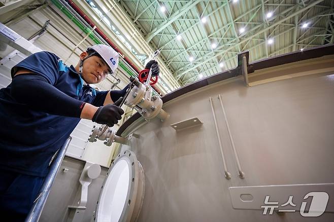 LS일렉트릭 부산사업장에서 작업자가 초고압 변압기를 조립하고 있는 모습.(LS일렉트릭 제공)